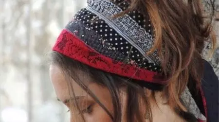 BANDANA SCARF (47 fotiek): Neckband s lebkou, Cervikálny Bandana Buff, Ako nosiť šatku-Bandan 2876_4