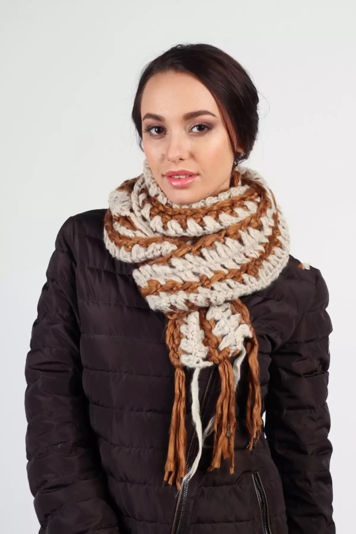 Beige Scarf (37 ছবি): একটি আড়ম্বরপূর্ণ মহিলাদের আনুষঙ্গিক পরিধান কি 2879_20