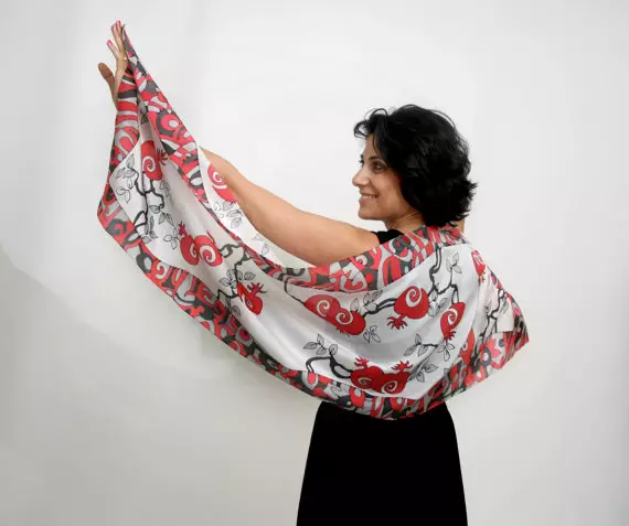 Silk šal (42 fotografij): Ženski lepi modeli, kako nositi, iz naravne svile 2880_2