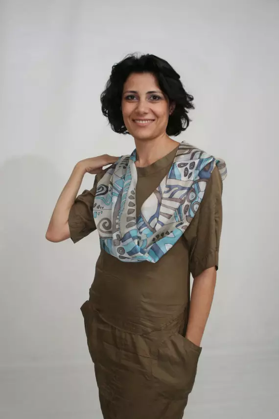 Свила шамија (42 фотографии): Женски убави модели, како да се носат, од природна свила 2880_6