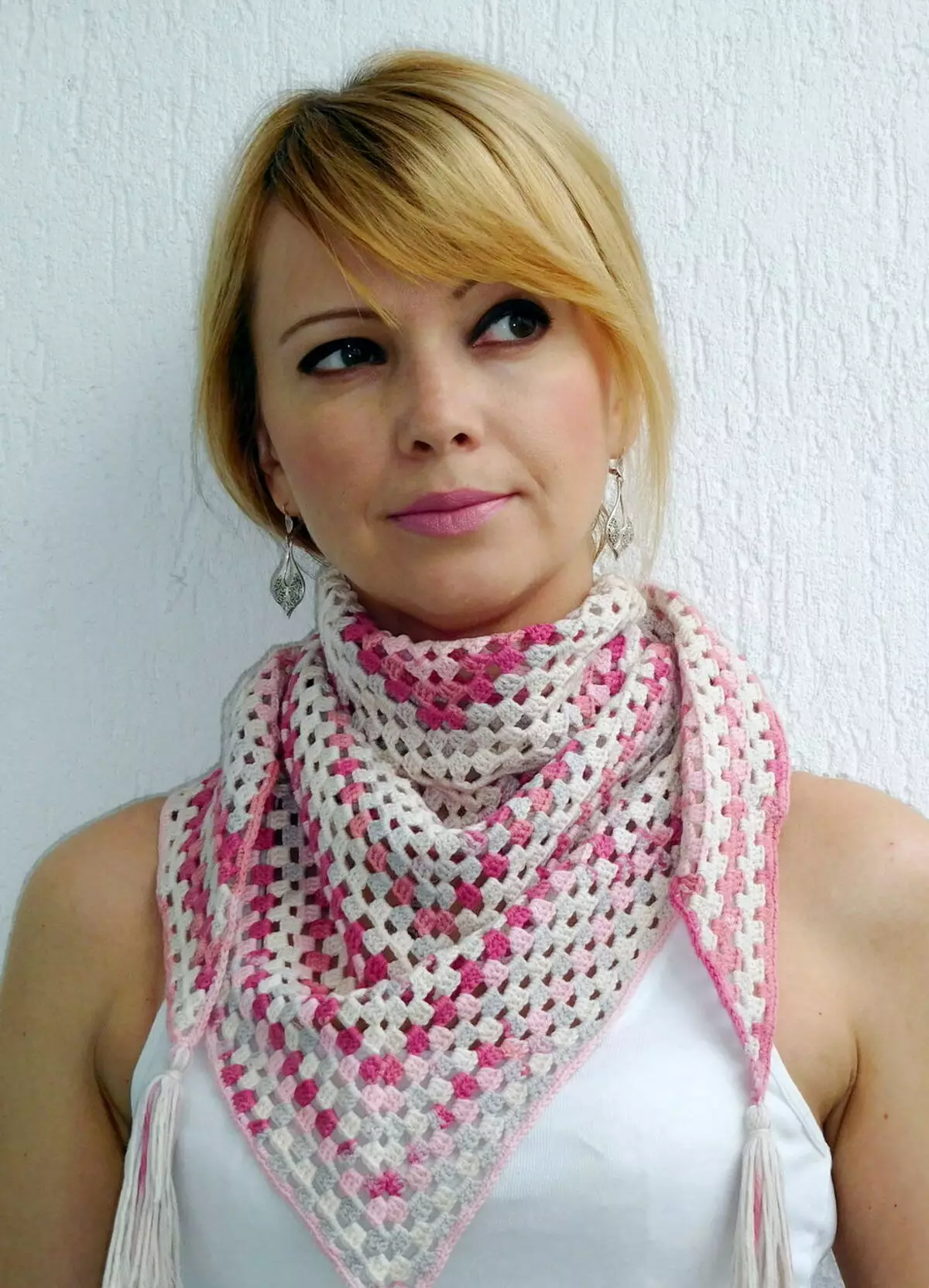 Scarf Baktus (Zithunzi3 Zithunzi): Kodi ndi dzina lanji la mpango wa Triangar, momwe angavalire chithunzi cha triangle ndi mawonekedwe a Norway 2887_7