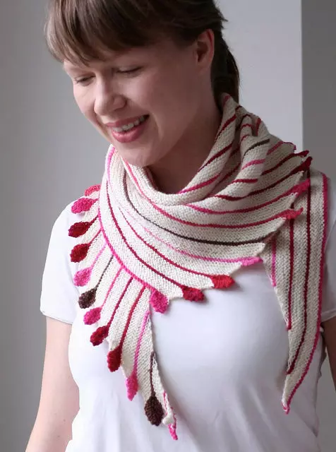 Scarf-Kosynka (53 پارچە رەسىم): ئۈچبۇلۇڭلۇق تۇخۇمدان ۋە ئوچۇق تاختاينى قانداق كىيىش, يۇڭ ۋە رەختتىن مودا ئەندىزە كىيىش 2891_51