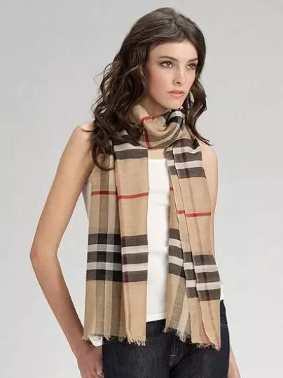 Barbery scarf (52 photos): original models from Burberry, in a cage, how to tie them how to distinguish from a furious cashmere scarf 2896_16