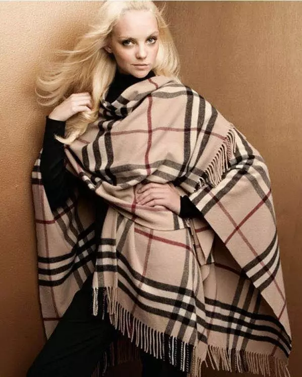 Barbery scarf (52 photos): original models from Burberry, in a cage, how to tie them how to distinguish from a furious cashmere scarf 2896_17