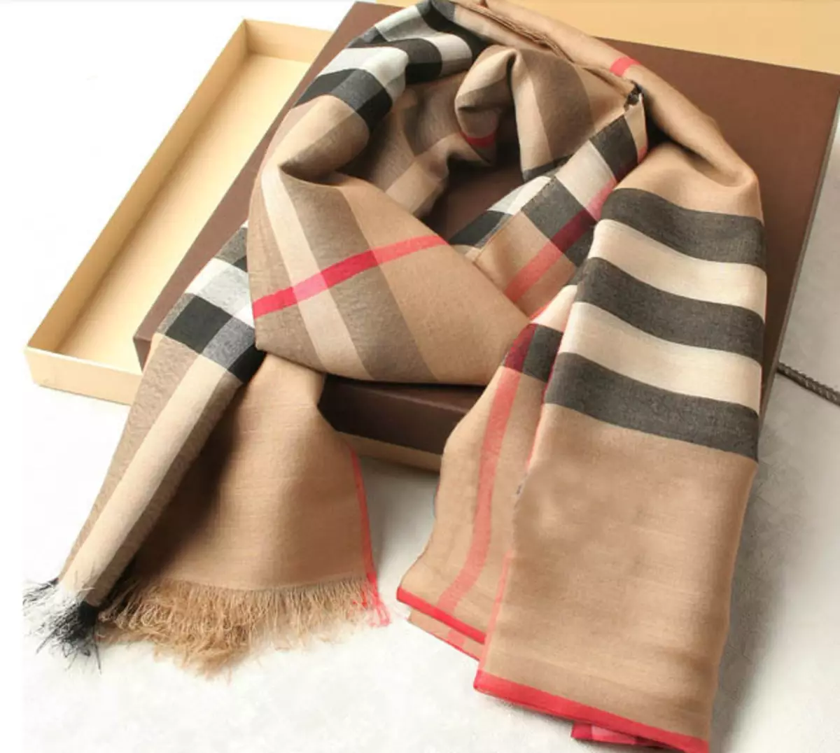 Barbery scarf (52 photos): original models from Burberry, in a cage, how to tie them how to distinguish from a furious cashmere scarf 2896_26