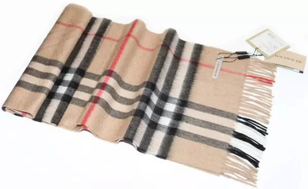 Barbery scarf (52 photos): original models from Burberry, in a cage, how to tie them how to distinguish from a furious cashmere scarf 2896_40