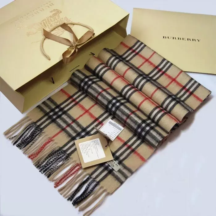 Barbery scarf (52 photos): original models from Burberry, in a cage, how to tie them how to distinguish from a furious cashmere scarf 2896_44