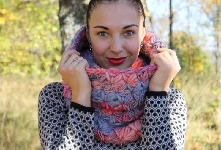 Openwwork Scarf (83 fotografií): Krajka, z pásky krajky, od sekční příze 2899_21