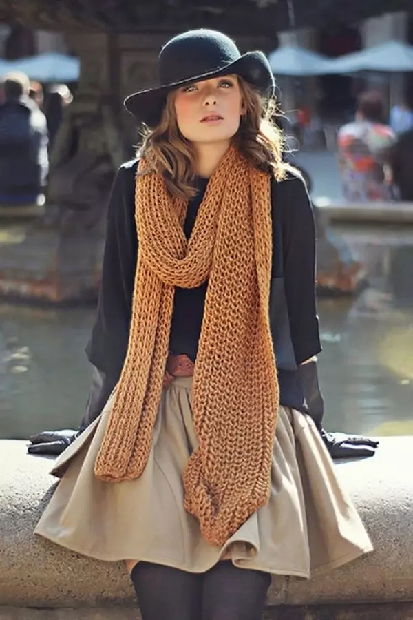 Како лепо везати шал на врату (198 фотографија): Како можете да се веже на различите начине, идеје о изврсним опцијама за жене 2905_139