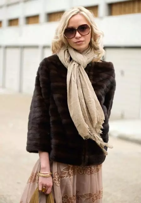 ایک منک کوٹ کے لئے سکارف (47 فوٹو): ایک بھوری فر کوٹ کے ساتھ ایک سکارف پہننا، جو مناسب، کس طرح باندھا 2906_14