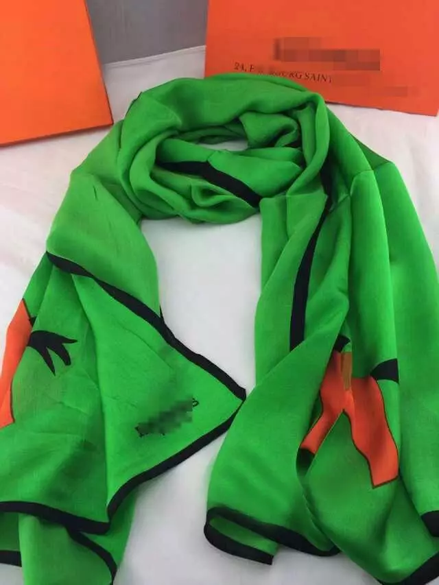 밍크 코트 (47 장의 사진)의 스카프 : 적합한 갈색 모피 코트가있는 스카프를 착용하는 방법, 넥타이 방법 2906_26