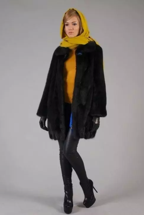 밍크 코트 (47 장의 사진)의 스카프 : 적합한 갈색 모피 코트가있는 스카프를 착용하는 방법, 넥타이 방법 2906_33