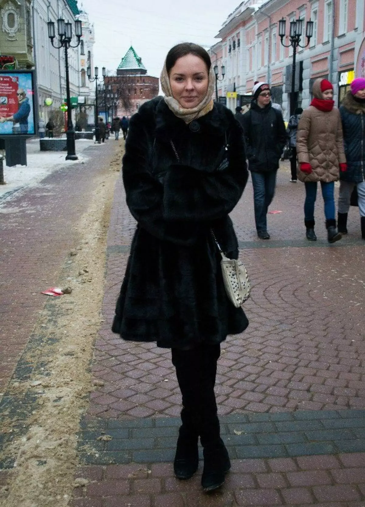 ایک منک کوٹ کے لئے سکارف (47 فوٹو): ایک بھوری فر کوٹ کے ساتھ ایک سکارف پہننا، جو مناسب، کس طرح باندھا 2906_39