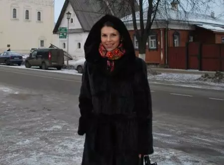 ایک منک کوٹ کے لئے سکارف (47 فوٹو): ایک بھوری فر کوٹ کے ساتھ ایک سکارف پہننا، جو مناسب، کس طرح باندھا 2906_43
