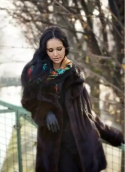 Khăn quàng cho áo khoác lông chồn (47 ảnh): Cách mặc khăn choàng bằng áo khoác lông màu nâu, phù hợp, cách buộc 2906_6