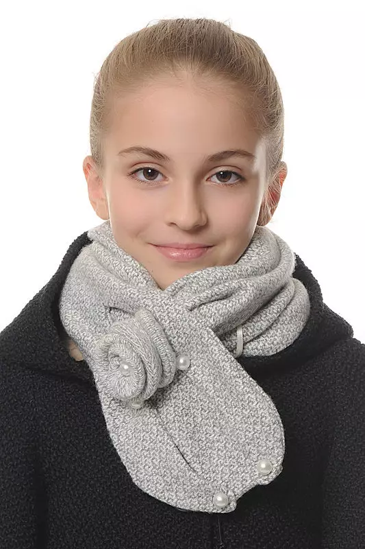 Cómo atar una bufanda (110 fotos): Formas hermosas y de moda de atar, turbantes y otras opciones para la bufanda cuadrada y espesa 2908_15