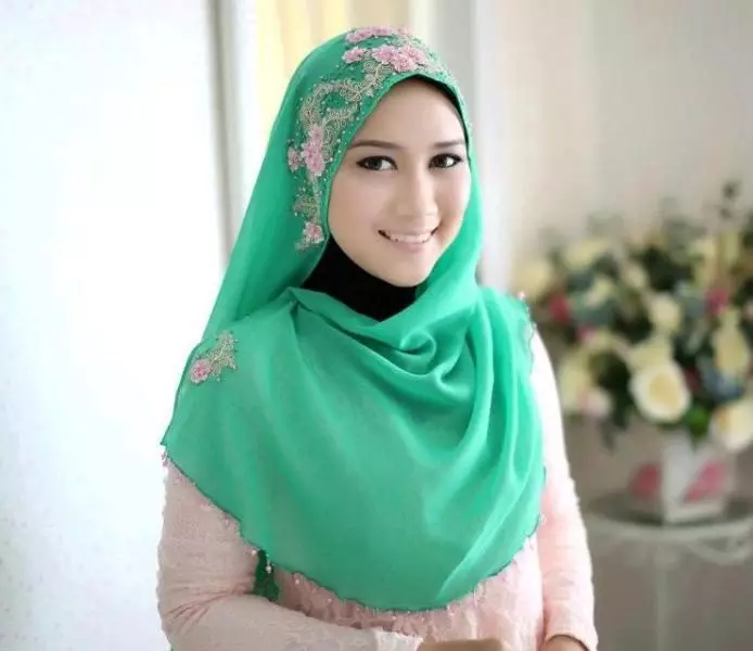 Cómo atar una bufanda (110 fotos): Formas hermosas y de moda de atar, turbantes y otras opciones para la bufanda cuadrada y espesa 2908_91