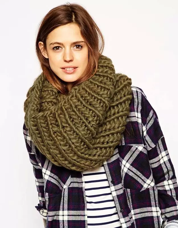 Big Scarf (80 fotos): Como usar unha bufanda volumétrica, como subir no pescozo Modelos de Woolen Woolen 2912_2