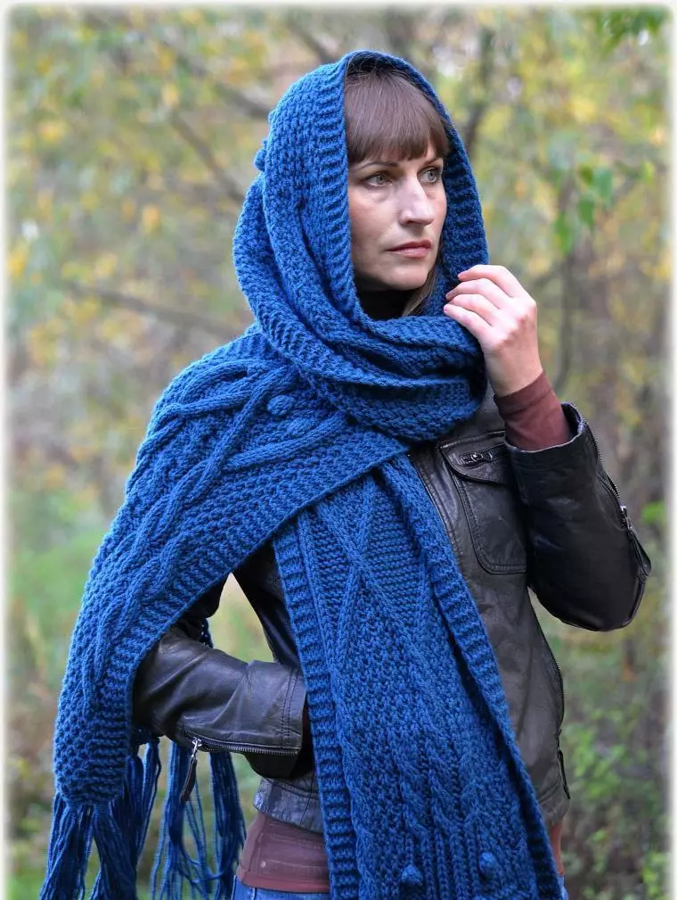 لوی سکارف (80 عکسونه): څنګه د حجم سکارف اغوستل، څنګه د غاړې په ګرمو وډین پراخه ماډلونو کې 2912_23