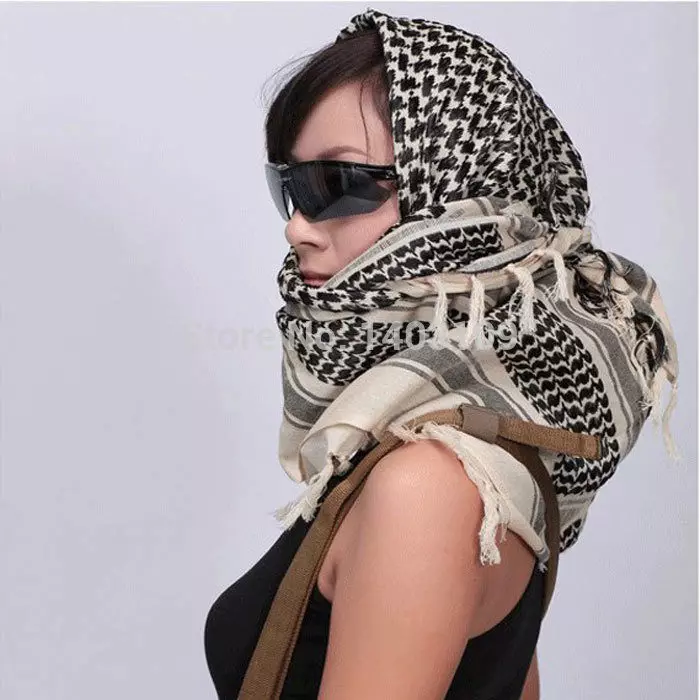 بگ سکارف (80 فوٹو): کس طرح ایک volumetric سکارف پہننے کے لئے، گردن گرم اونی وسیع ماڈل پر چڑھنے کے لئے کس طرح 2912_27