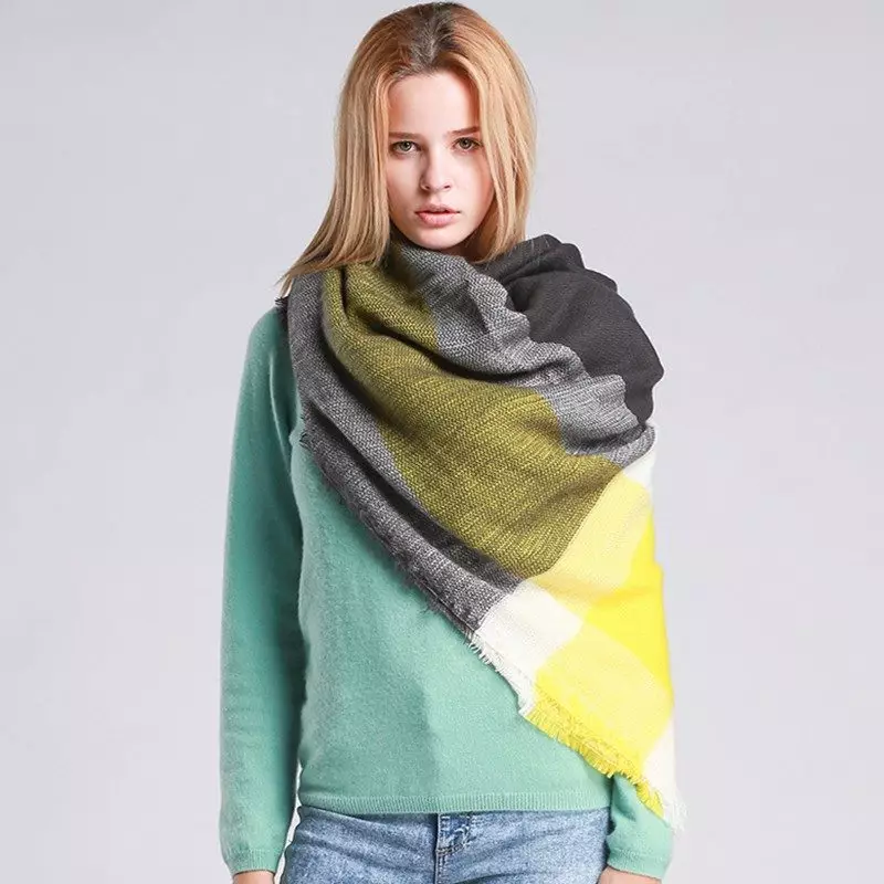 დიდი scarf (80 ფოტო): როგორ აცვიათ მოცულობითი scarf, როგორ ასვლა კისრის თბილი woolen ფართო მოდელები 2912_31