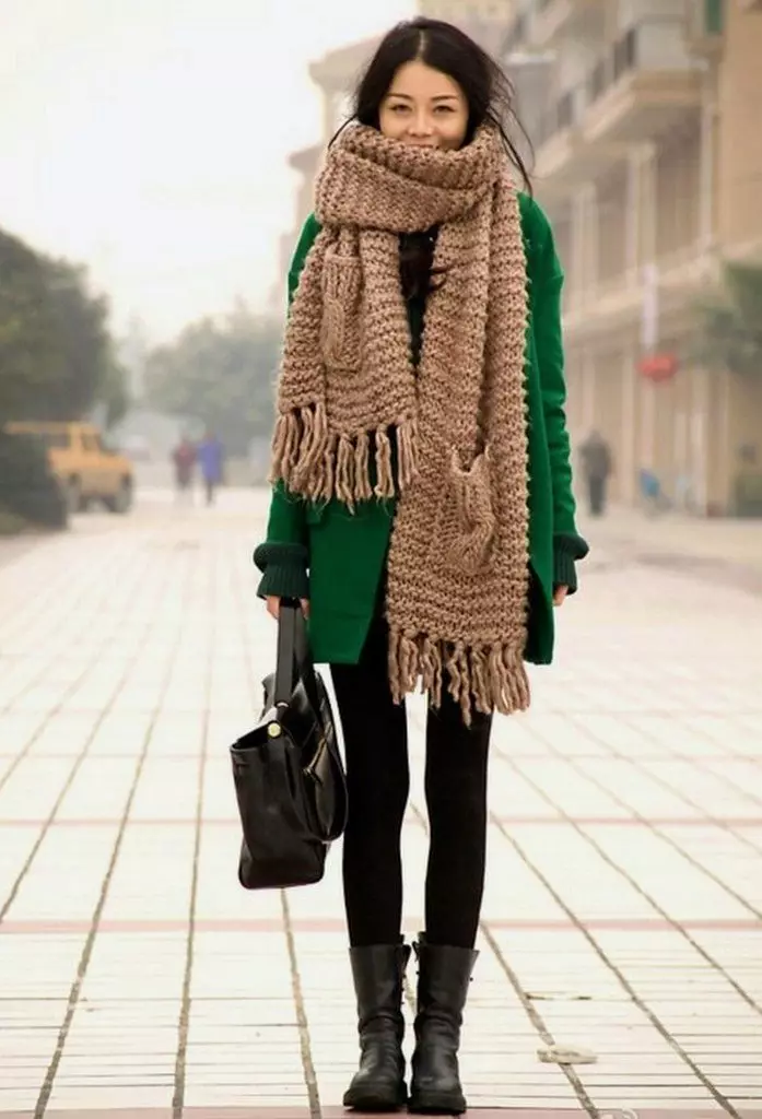 Grande sciarpa (80 foto): Come indossare una sciarpa volumetrica, come salire sul collo modelli larghi di lana calda 2912_34