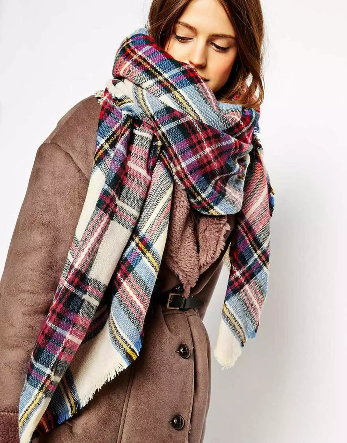 Big Scarf (80 fotos): Como usar unha bufanda volumétrica, como subir no pescozo Modelos de Woolen Woolen 2912_4