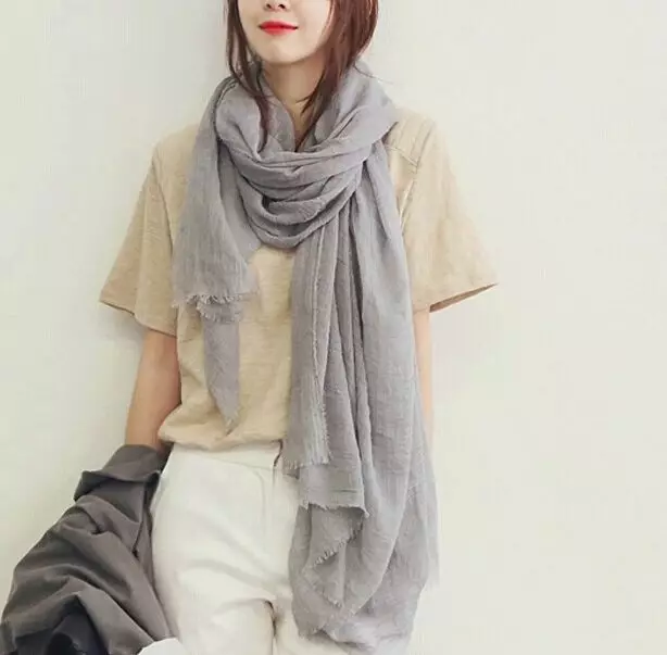 Big Scarf (picha 80): Jinsi ya kuvaa scarf ya volumetric, jinsi ya kupanda juu ya moole joto sufu nyeupe mifano 2912_42