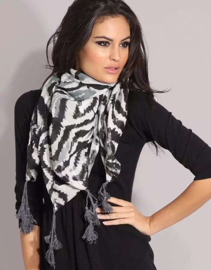 Big Scarf (80 Foto): Cara nganggo selendang volumetrik, kepiye menek ing model wol woolen sudhut 2912_44