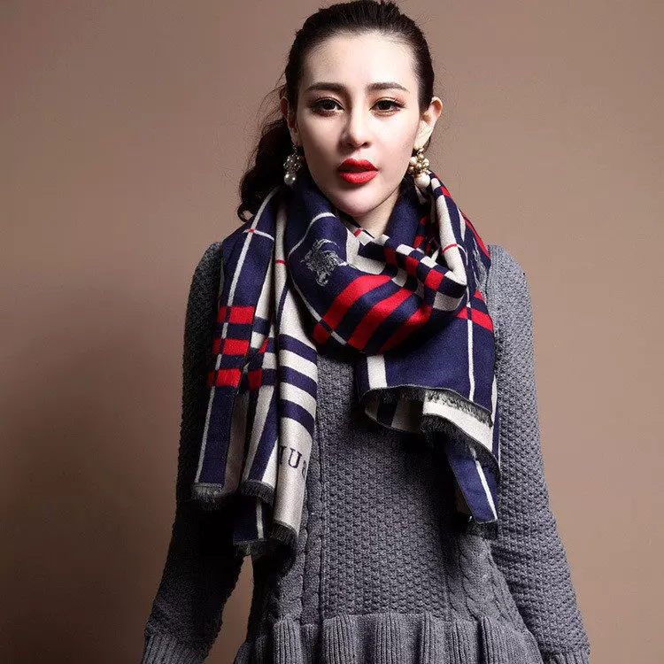 Besar Scarf (80 Foto): Bagaimana Memakai Scarf Volumetrik, Bagaimana Untuk Menaiki Leher Model Weol Wide Wide 2912_5