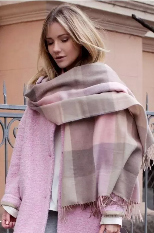 დიდი scarf (80 ფოტო): როგორ აცვიათ მოცულობითი scarf, როგორ ასვლა კისრის თბილი woolen ფართო მოდელები 2912_51