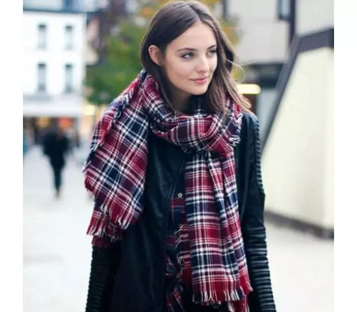 Big Scarf (80 Foto): Cara nganggo selendang volumetrik, kepiye menek ing model wol woolen sudhut 2912_57