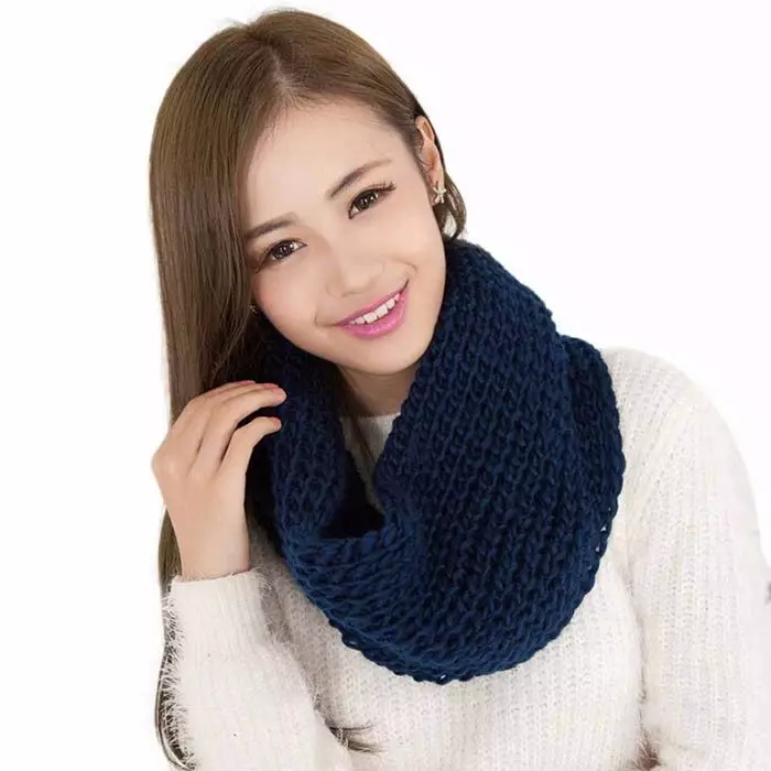 Grande sciarpa (80 foto): Come indossare una sciarpa volumetrica, come salire sul collo modelli larghi di lana calda 2912_60