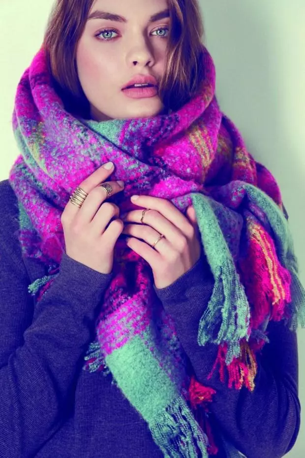 Big Scarf (80 Foto): Cara nganggo selendang volumetrik, kepiye menek ing model wol woolen sudhut 2912_70