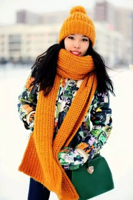 Big Scarf (picha 80): Jinsi ya kuvaa scarf ya volumetric, jinsi ya kupanda juu ya moole joto sufu nyeupe mifano 2912_79