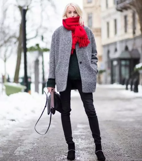 Red Scarf (70 photos): What to wear, to which jacket is suitable black and red, red and white, red-blue option 2913_2