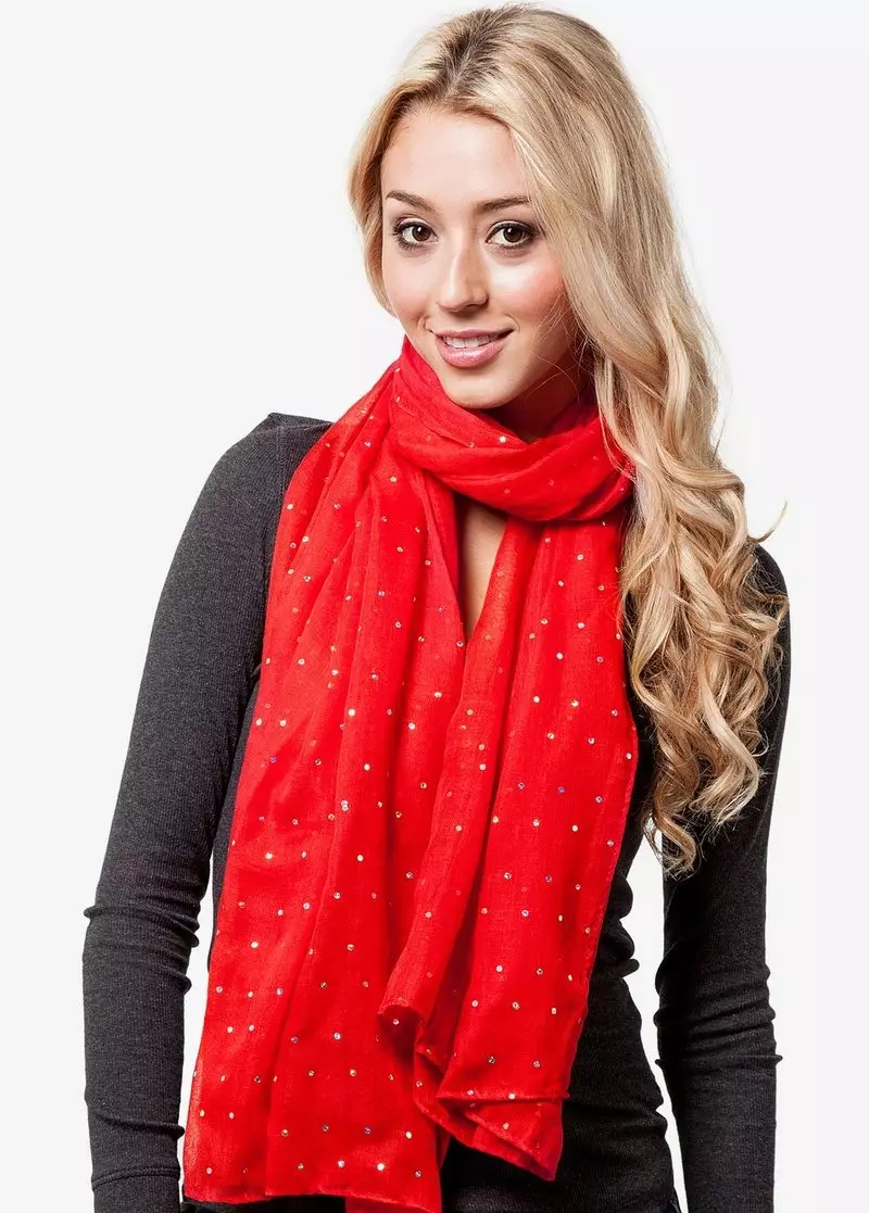 ریڈ سکارف (70 تصاویر): پہننے کے لئے، کون سا جیکٹ مناسب سیاہ اور سرخ، سرخ اور سفید، سرخ نیلے رنگ کا اختیار ہے 2913_20