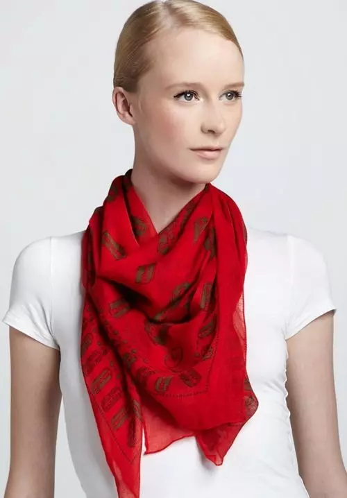 Červený šátek (70 fotografií): Co nosit, na které bunda je vhodná černá a červená, červená a bílá, červeno-modrá volba 2913_21