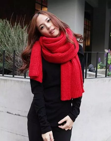 Bufanda vermella (70 fotos): que vestir, a que chaqueta é adecuada opción negra e vermella, vermella e branca, azul vermello 2913_24
