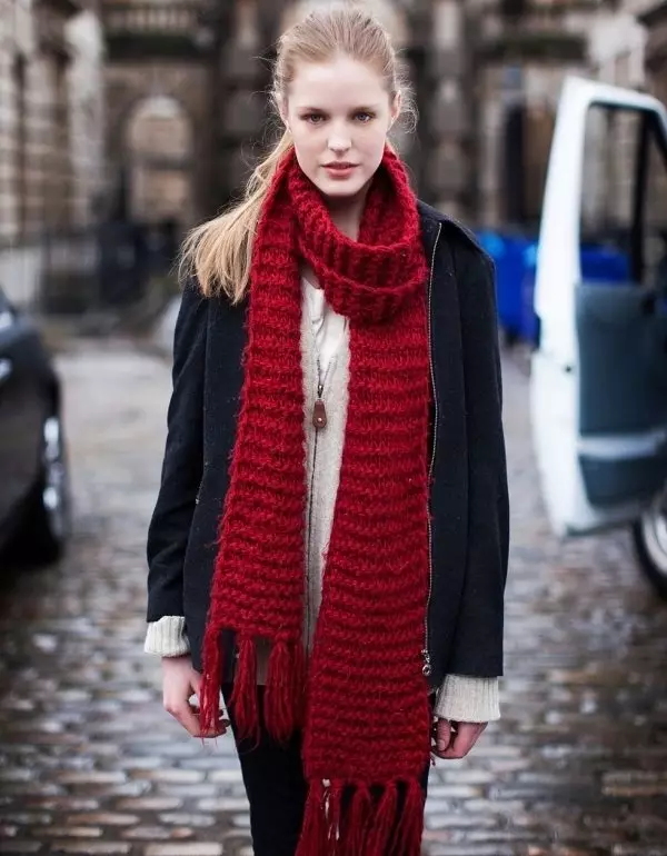 Red Scarf (70 photos): What to wear, to which jacket is suitable black and red, red and white, red-blue option 2913_3