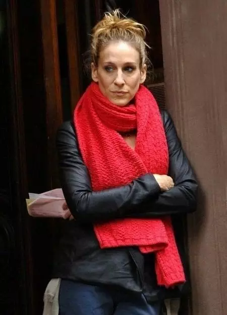 Червен шал (70 снимки): Какво да носите, до кое сакото е подходящо черно и червено, червено и бяло, червено-синя опция 2913_32