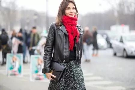 Red Scarf (70 photos): What to wear, to which jacket is suitable black and red, red and white, red-blue option 2913_34