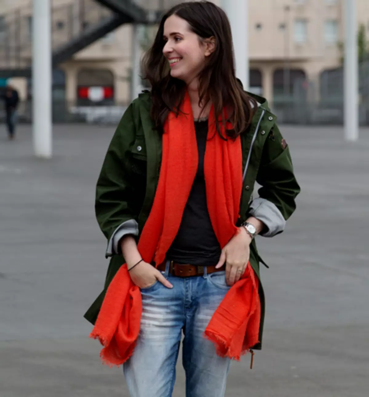 Červený šátek (70 fotografií): Co nosit, na které bunda je vhodná černá a červená, červená a bílá, červeno-modrá volba 2913_35