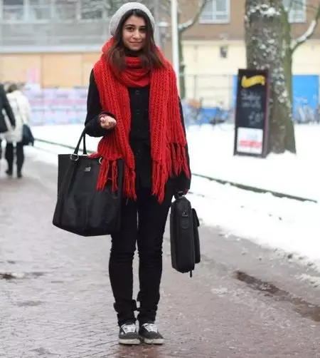 Bufanda vermella (70 fotos): que vestir, a que chaqueta é adecuada opción negra e vermella, vermella e branca, azul vermello 2913_37