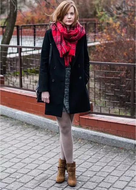 ریڈ سکارف (70 تصاویر): پہننے کے لئے، کون سا جیکٹ مناسب سیاہ اور سرخ، سرخ اور سفید، سرخ نیلے رنگ کا اختیار ہے 2913_39