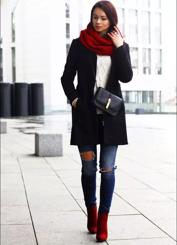 ریڈ سکارف (70 تصاویر): پہننے کے لئے، کون سا جیکٹ مناسب سیاہ اور سرخ، سرخ اور سفید، سرخ نیلے رنگ کا اختیار ہے 2913_4