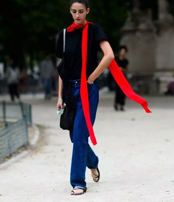 Червен шал (70 снимки): Какво да носите, до кое сакото е подходящо черно и червено, червено и бяло, червено-синя опция 2913_45