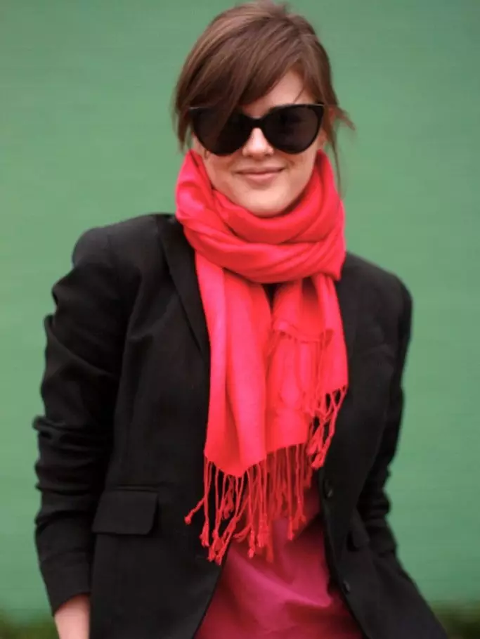 Roter Schal (70 Fotos): Welches zu tragen, zu welcher Jacke geeignet ist, rot, rote, rote und weiße, rotblaue Option 2913_46