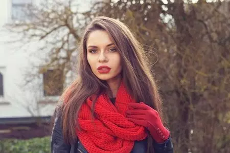 Bufanda vermella (70 fotos): que vestir, a que chaqueta é adecuada opción negra e vermella, vermella e branca, azul vermello 2913_5