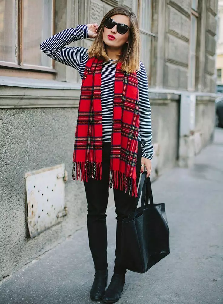 Червен шал (70 снимки): Какво да носите, до кое сакото е подходящо черно и червено, червено и бяло, червено-синя опция 2913_52
